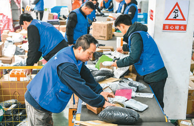 “千集万店”改造,新能源汽车、绿色智能家电下乡,信息消费兴起--咱村的“买买买”