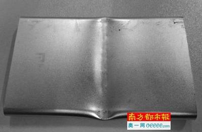 火车站买的充电宝一点就着 “小米”经重击严重变形