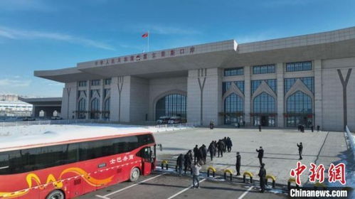 新疆霍尔果斯公路口岸恢复客运通关 迎来首批出入境旅客
